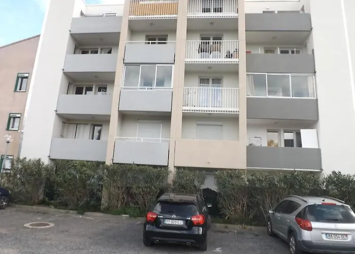 Appart 2/4 Pers Proche Centre Avec Balcon, Parking